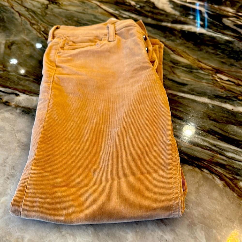 Baby whale beige Mother Tomcat ankle style pant.